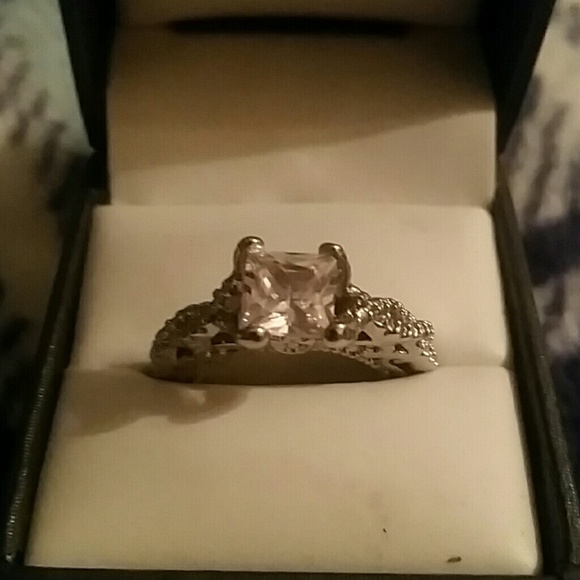 Womens cz engagement ring - Picture 2 of 2